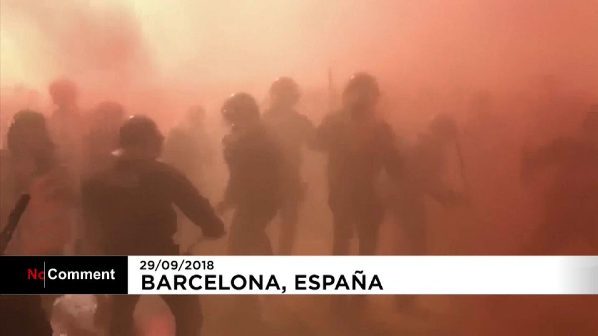 Polícia catalã e separatistas envolvem-se em confrontos em Barcelona