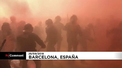 Schlagstöcke und Farbbomben in Katalonien