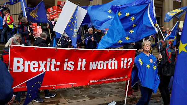 AB'den çıkmayı protesto edenler "Brexit: Buna değer mi?" pankartıyla AB'den çıkmayı protesto edenler "Brexit: Buna değer mi?" pankartıyla