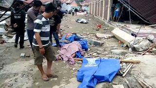 فيديو: مشاهد الدمار الكارثي وموجات تسونامي تجتاح جزيرة سولاويسي في إندونيسيا