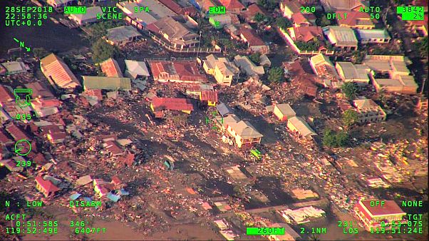 La tragedia golpea Indonesia en forma de terremotos y un tsunami: 385 muertos La tragedia golpea Indonesia en forma de terremotos y un tsunami: 385 muertos