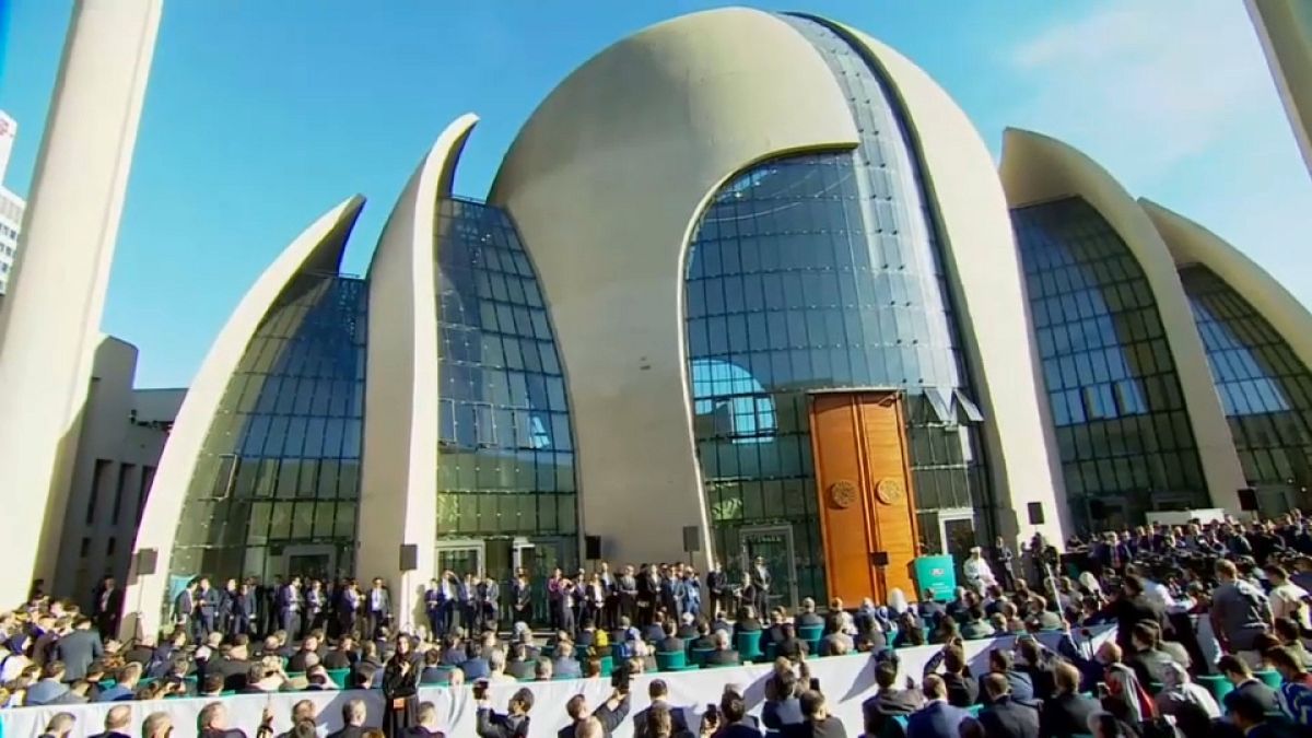 Germania, Erdogan inaugura la più grande moschea del paese