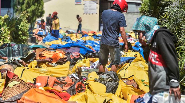 Ινδονησία: Ξεπέρασαν τους 800 οι νεκροί από τον σεισμό και το τσουνάμι Ινδονησία: Ξεπέρασαν τους 800 οι νεκροί από τον σεισμό και το τσουνάμι