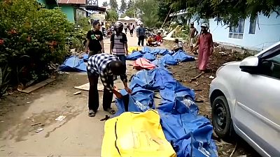 Leichen pflastern die Straße in Palu