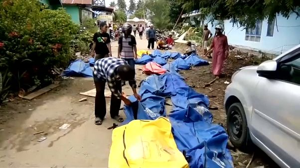 Leichen pflastern die Straße in Palu Leichen pflastern die Straße in Palu