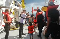 Su una nave militare maltese i 58 salvati dall'Aquarius