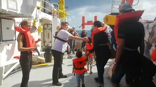 Su una nave militare maltese i 58 salvati dall'Aquarius Su una nave militare maltese i 58 salvati dall'Aquarius