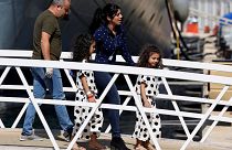 «Πάτησαν στεριά» οι μετανάστες του Aquarius