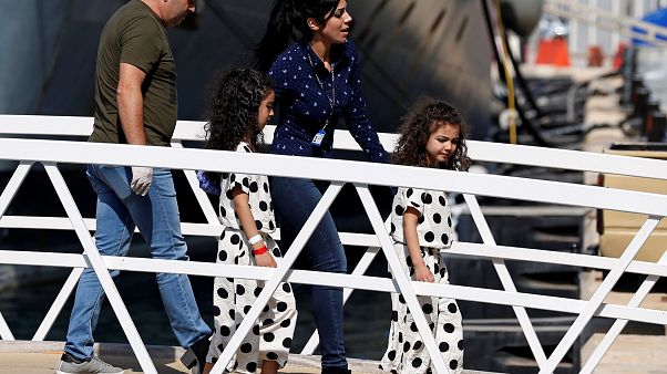 «Πάτησαν στεριά» οι μετανάστες του Aquarius «Πάτησαν στεριά» οι μετανάστες του Aquarius