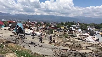 Rettungstrupps in den Trümmern von Palu