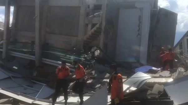 Equipas de salvamento numa corrida contra o tempo em Celebes Equipas de salvamento numa corrida contra o tempo em Celebes