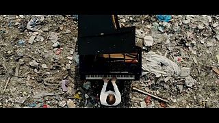 Música en un vertedero de Rusia para concienciar sobre la contaminación