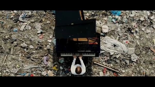 Música en un vertedero de Rusia para concienciar sobre la contaminación Música en un vertedero de Rusia para concienciar sobre la contaminación