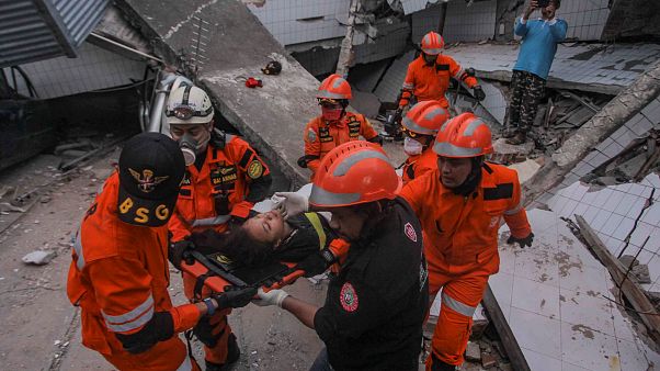 Ανασύρθηκε επιζήσασα από τα χαλάσματα στο Παλού Ανασύρθηκε επιζήσασα από τα χαλάσματα στο Παλού