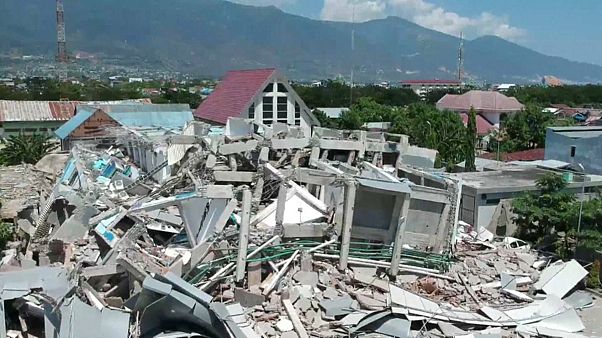 Tsunami-Katastrophe: Tausende Tote befürchtet Tsunami-Katastrophe: Tausende Tote befürchtet