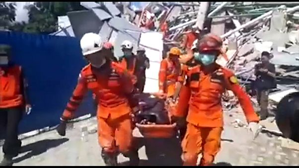 Indonesien: Wettlauf mit der Zeit um Verletzte und Verschüttete Indonesien: Wettlauf mit der Zeit um Verletzte und Verschüttete