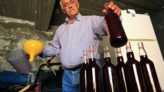 تعرف إلى جرجس.. صانع النبيذ الأحمر من دهوك شمال العراق