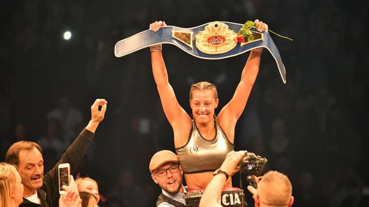 الملاكمة ليسيا بودرسة تحرز أول لقب عالمي لها في وزن الريشة