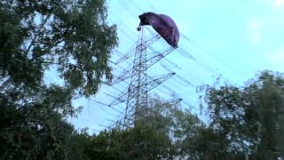 Bottrop: Heißluftballon steckt in Strommast fest