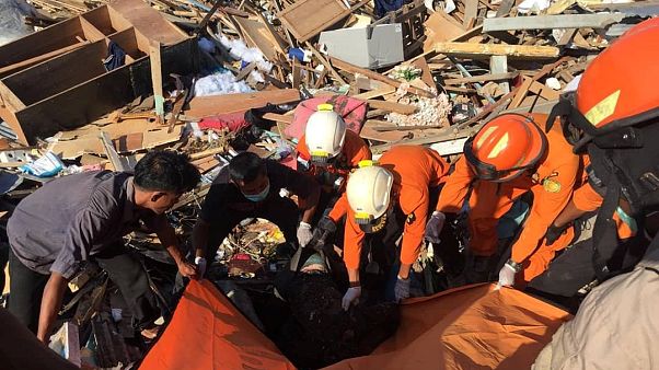 Endonezya: Deprem ve tsunami kurbanları toplu mezarlara gömülüyor Endonezya: Deprem ve tsunami kurbanları toplu mezarlara gömülüyor