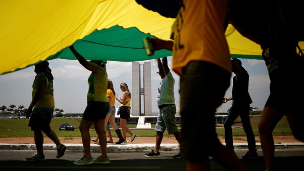 Milhares de brasileiros respondem com manifestação pró-Bolsonaro Milhares de brasileiros respondem com manifestação pró-Bolsonaro
