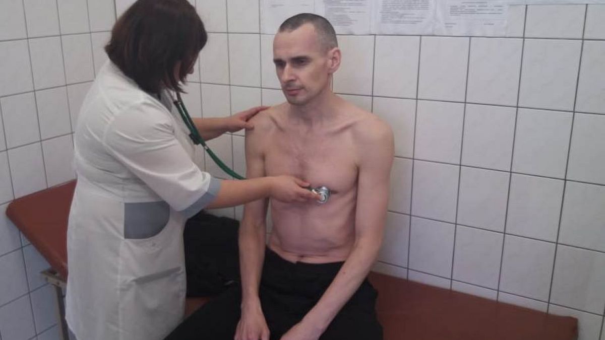 Felhagyott az éhségsztrájkkal Szencov