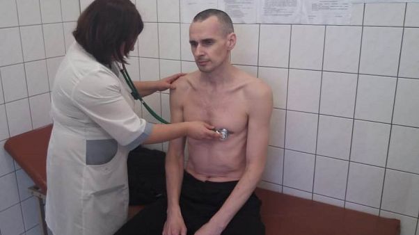 Russia: il regista ucraino Sentsov interrompe lo sciopero della fame Russia: il regista ucraino Sentsov interrompe lo sciopero della fame