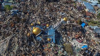 L'Indonésie enterre ses premiers morts après le tremblement de terre et le tsunami