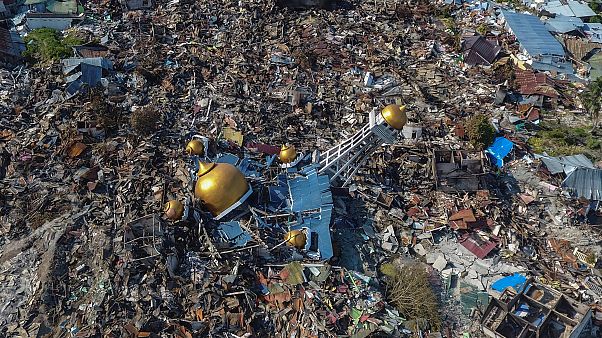 L'Indonésie enterre ses premiers morts après le tremblement de terre et le tsunami L'Indonésie enterre ses premiers morts après le tremblement de terre et le tsunami