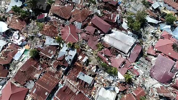 Vítimas mortais enterradas em valas comuns na Indonésia Vítimas mortais enterradas em valas comuns na Indonésia
