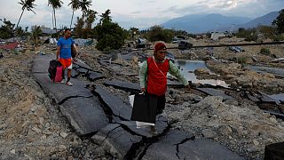Fosas comunes y más muertos tras el terremoto en Indonesia