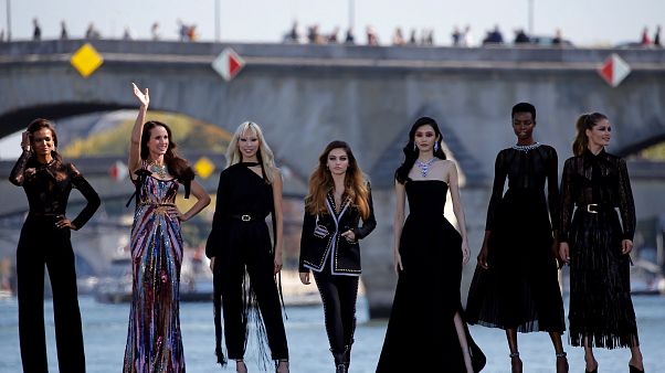 Models statt Schiffe: Laufsteg auf der Seine Models statt Schiffe: Laufsteg auf der Seine