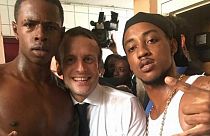 Macron'la fotoğraf çektiren gençten uygunsuz el hareketi