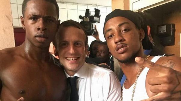 Macron'la fotoğraf çektiren gençten uygunsuz el hareketi Macron'la fotoğraf çektiren gençten uygunsuz el hareketi
