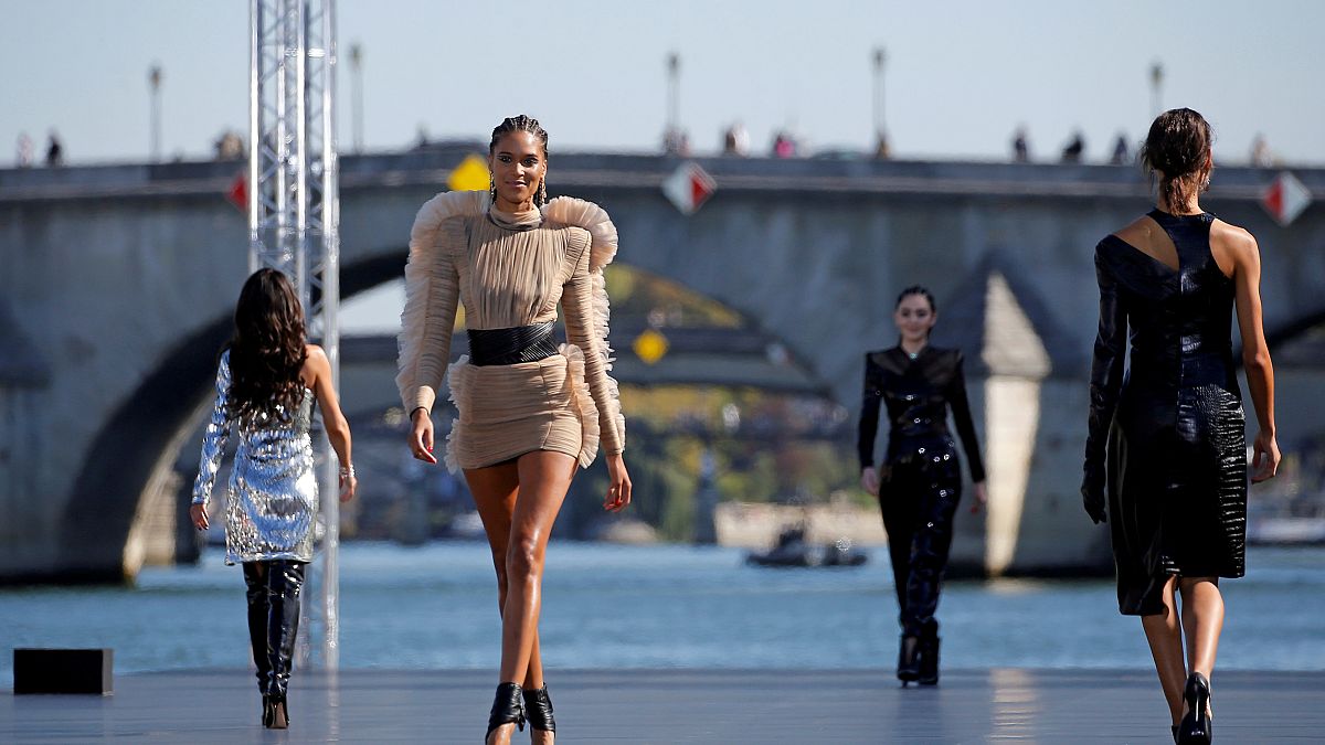 عرض عائم للأزياء في نهر السين بباريس بمشاركة نجمات سينمائيات
