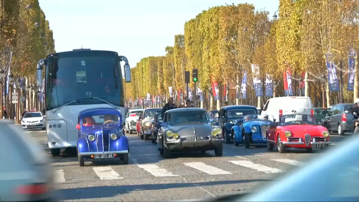Pariser Autosalon: Oldtimer kutschieren über die Champs-Élysées