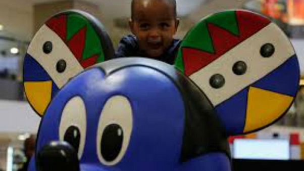 Mickey Mouse 90. yaşını Afrikalı görünümü ile kutladı Mickey Mouse 90. yaşını Afrikalı görünümü ile kutladı