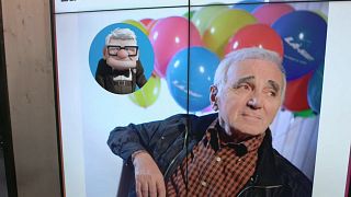 Les hommages au monument Aznavour