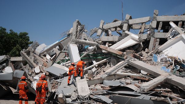 Continúan la búsqueda de desaparecidos y las evacuaciones en la isla de Célebes Continúan la búsqueda de desaparecidos y las evacuaciones en la isla de Célebes