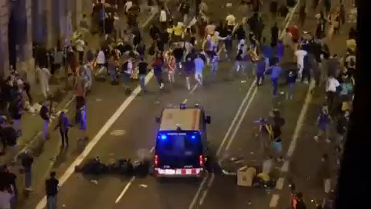 شاهد: مواجهات عنيفة بين الشرطة الإسبانية ومتظاهرين في كتالونيا