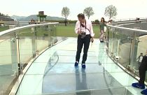 A experiência surpreendente de uma plataforma de vidro na China