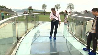 A experiência surpreendente de uma plataforma de vidro na China