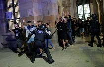 Aniversario del 1-O: Los Mossos cargan para evitar la toma del Parlament