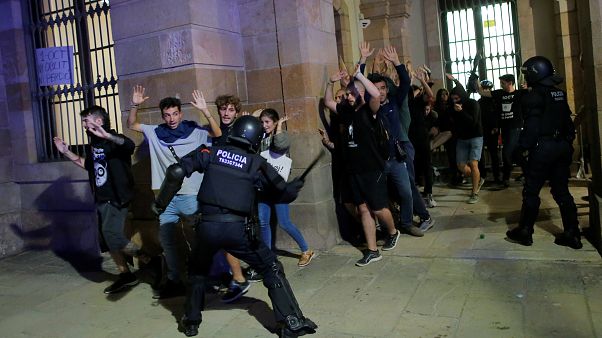 Aniversario del 1-O: Los Mossos cargan para evitar la toma del Parlament Aniversario del 1-O: Los Mossos cargan para evitar la toma del Parlament