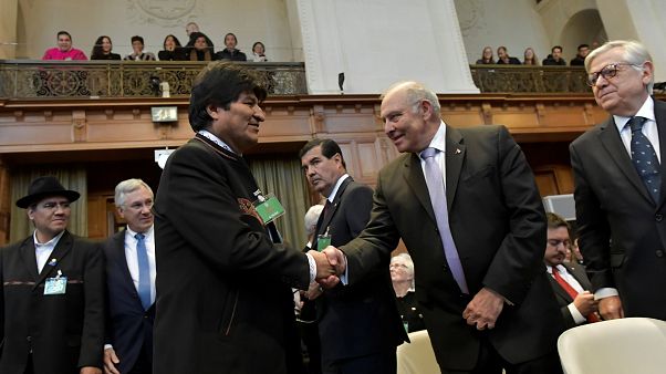 Evo Morales président bolivien salue le représentant chilien à l'ONU Evo Morales président bolivien salue le représentant chilien à l'ONU