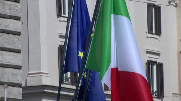 Ue-Italia: nuovo scontro sui conti. Juncker: "Bisogna essere rigidi" Ue-Italia: nuovo scontro sui conti. Juncker: "Bisogna essere rigidi"