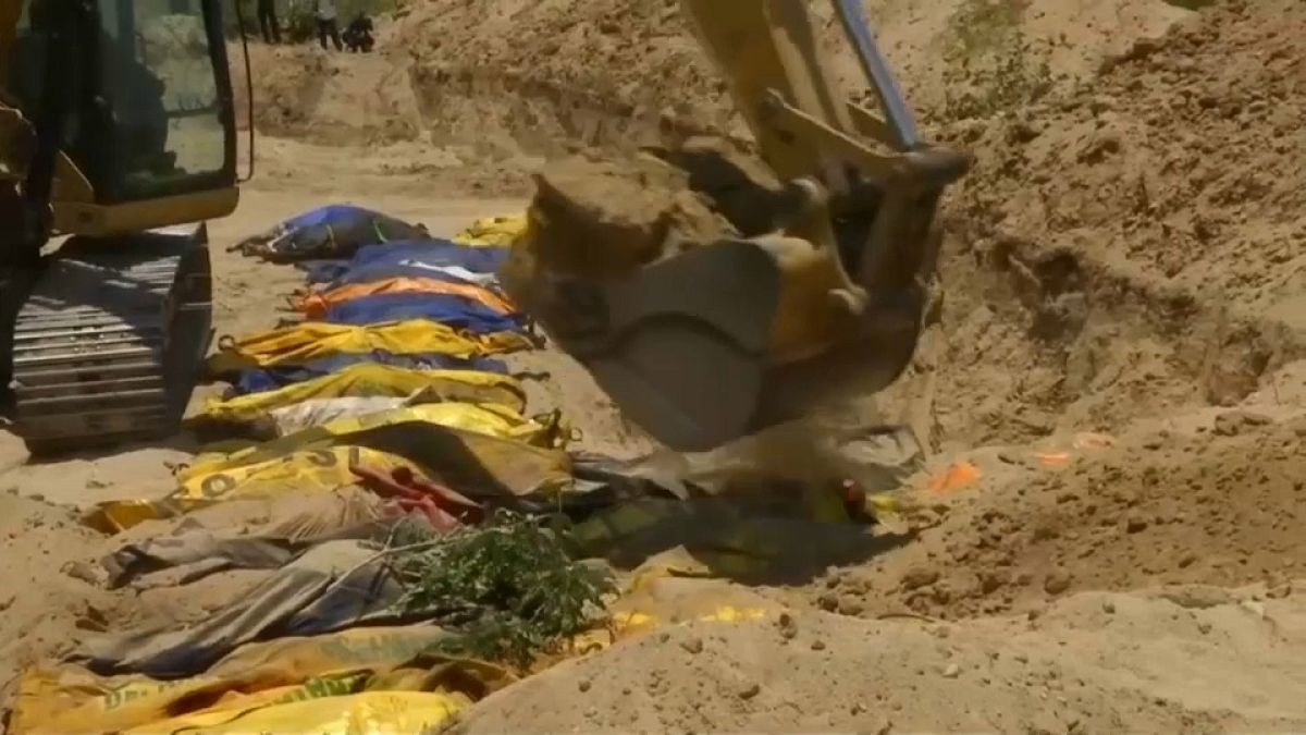 إندونيسيا تدفن ضحايا الزلزال والتسونامي في مقابر جماعية تفاديا للأوبئة