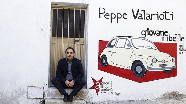 Ιταλία: Συνελήφθη δήμαρχος γιατί «βοηθούσε» την παράνομη μετανάστευση; Ιταλία: Συνελήφθη δήμαρχος γιατί «βοηθούσε» την παράνομη μετανάστευση;
