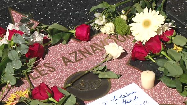 O mundo chora por Charles Aznavour O mundo chora por Charles Aznavour