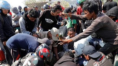 شاهد: فرق البحث والإنقاذ تخرج العالقين من تحت الأنقاض في إندونيسيا